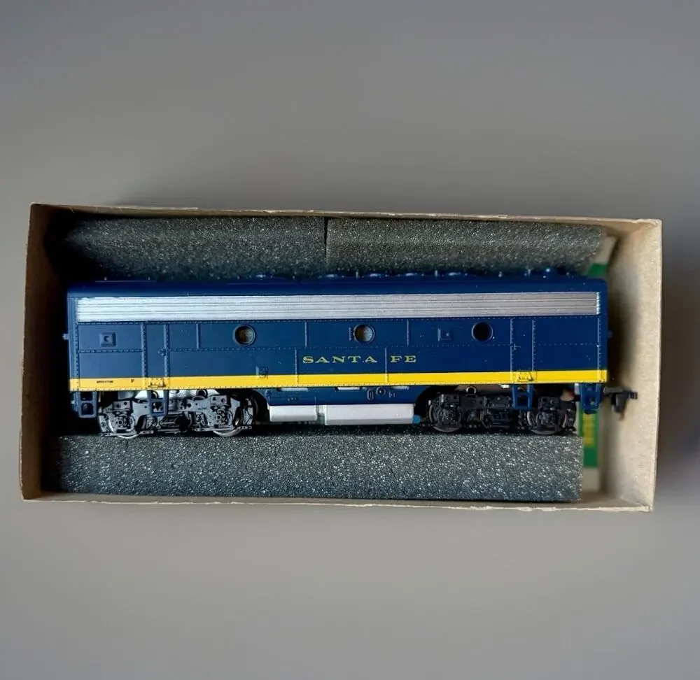 Vintage Athearn HO Scale Santa Fe F-7A Diesel Locomotive Blue Yellow Boxed